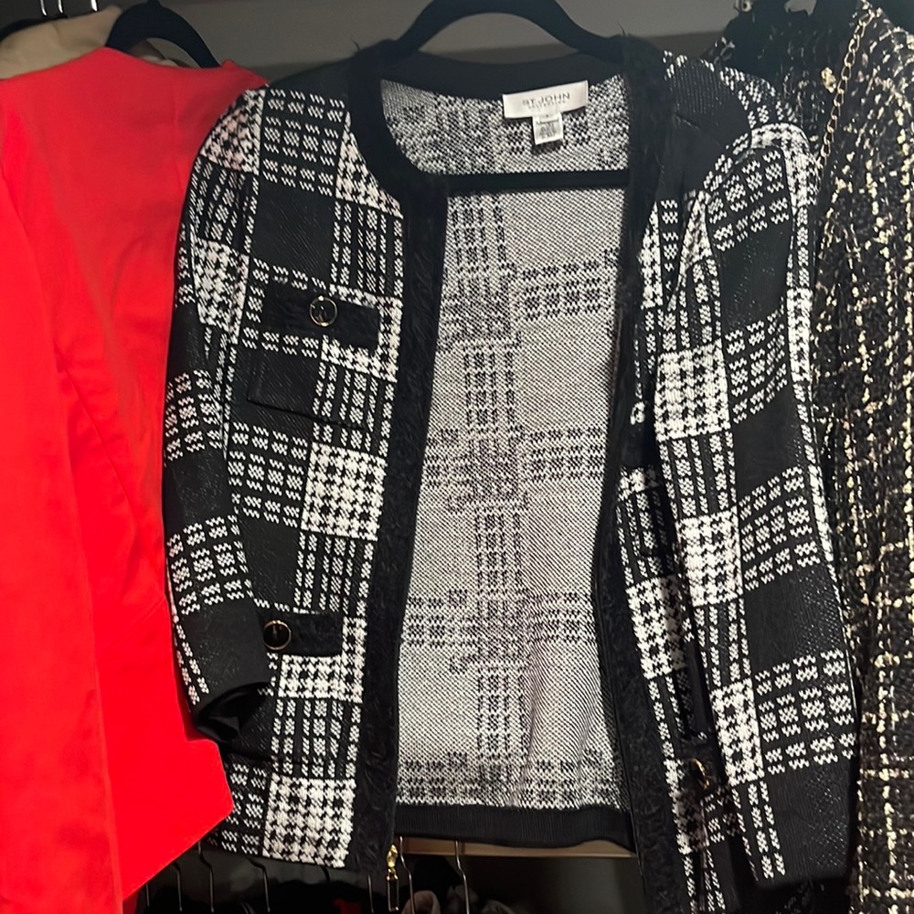 St John Blazer Size 4 like new